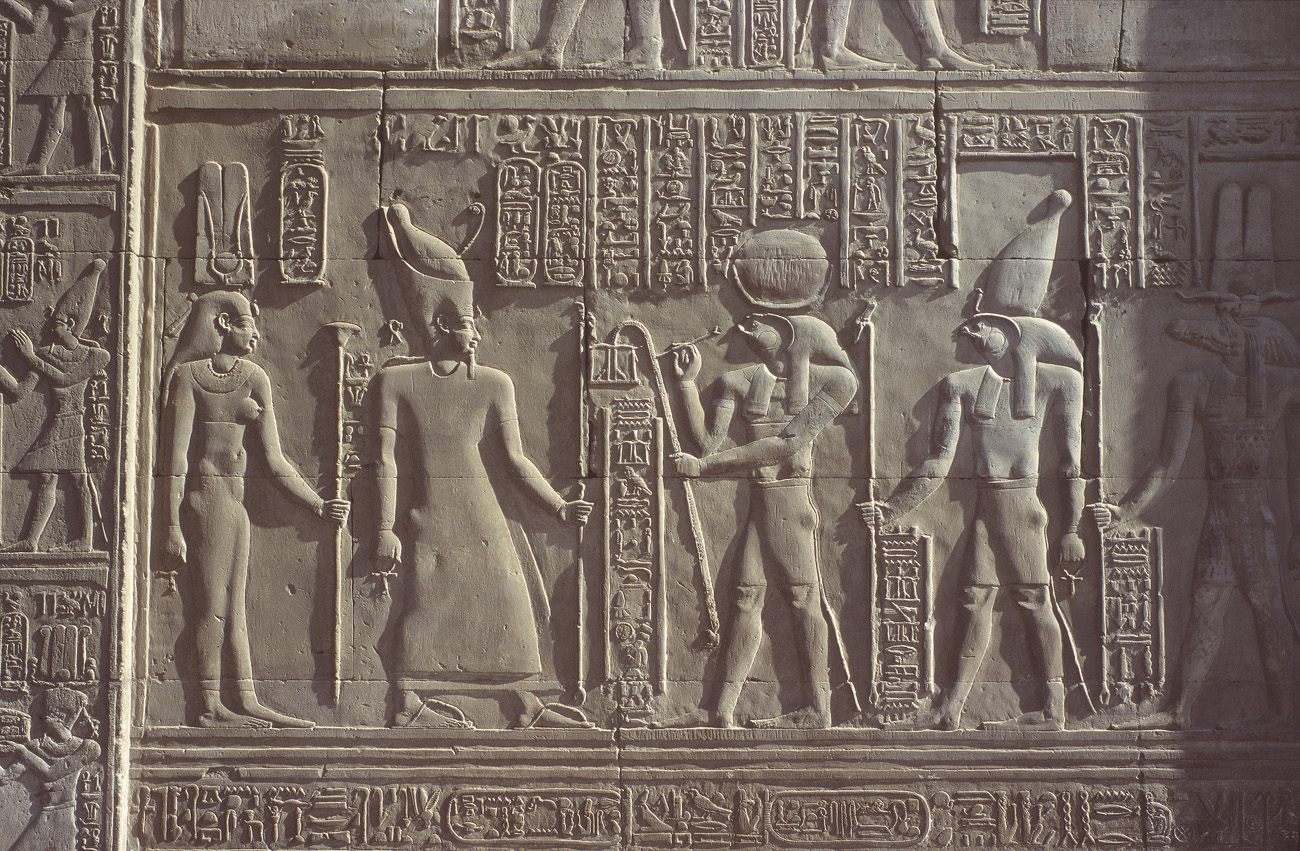 egyp07_05 kom ombo bas-relief.jpg - Kom Ombo  temple de Kom Ombo Provia 100 F